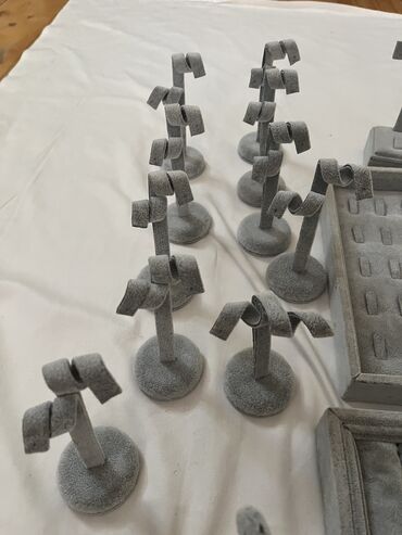 Vitrin üçün aksesuarlar: Bijuteriya üçün vitrinlər Az istifadə olunub Hamsı birlikdə 130 azn 😍 — 5