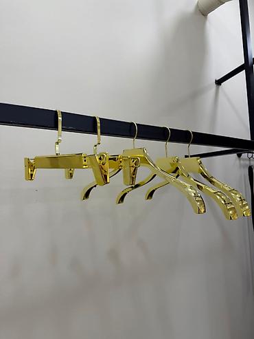 Mağaza avadanlığı: Qızılı rəngdə metal paltar asqıları dəsti - Parlaq qızılı örtüklü — 1