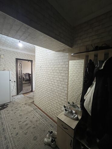 чогуу жашаганга бир кыз керек: 3 комнаты, 52 м², 2 этаж, Косметический ремонт