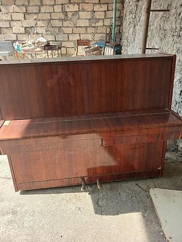 saz gence: Qəhvəyi rəngli, klassik dizaynlı upright piano. Taxta korpuslu — 2