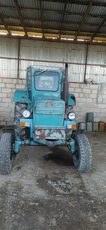 jcb traktor satilir: Təqdim olunan mavi rəngli traktor kənd təsərrüfatı işləri üçün nəzərdə