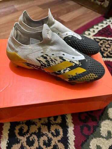 Кроссовки и спортивная обувь: Продаю оригинальные бутсы Adidas mutator в хорошем состоянии был