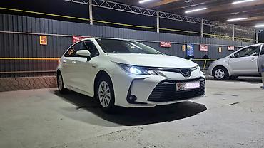 СДАЮ В АРЕНДУ Toyota Corolla Hybrid (седан, белый цвет) - Гибридная