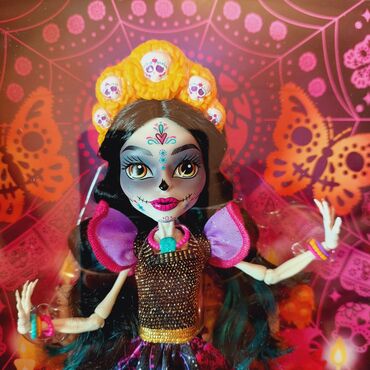 Игрушки: Продаю коллекционную куклу Monster High Howliday Skelita Calaveras