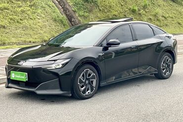 электромобиль neta: Элегантный черный электромобиль Toyota с современным дизайном кузова