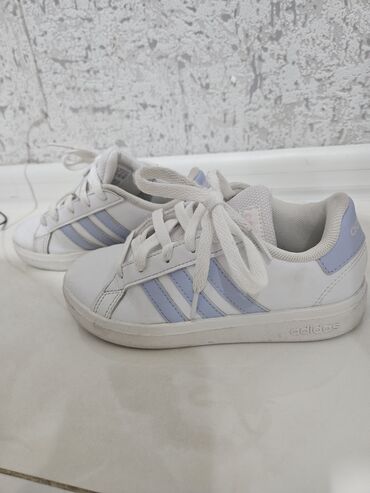 Uşaq ayaqqabıları: Adidas original qız uşağı üçün. 31 razmer. İşdənmis amma yaxşı