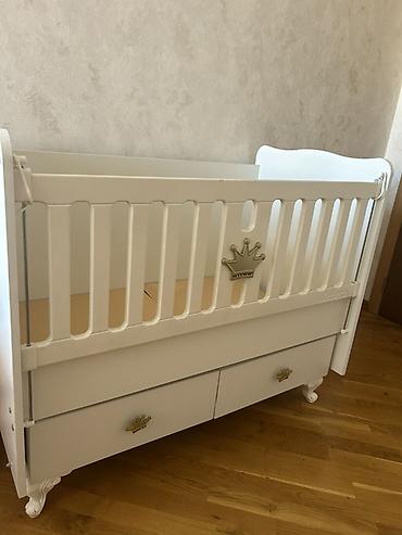 saatlar type 1: Bebeco markasından uşaq beşiyi - Rəng: ağ, qızılı tac dekorları ilə - — 1