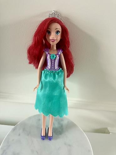igračka dumpling: Lutka Ariel (Mala sirena) 
Hasbro
Disney — 1