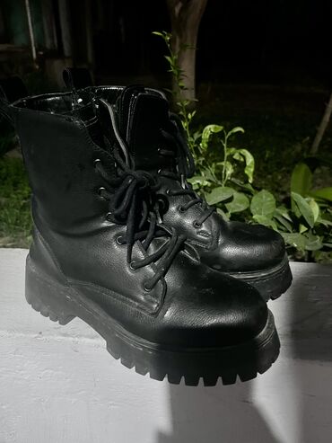 резиновые мужские ботинки: İKİ BOTİNKA cəmi 20AZN.söküyü-cırığı yoxdur