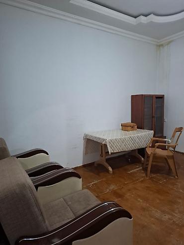 azadliq ev: Seherin merkezinde. 28 may metrosunun teze cixisinin yaxinliginda — 2