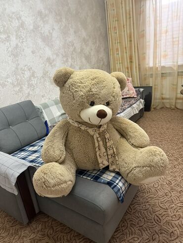 горшок для детей: Большой плюшевый медведь светло-коричневого цвета с коричневым носом