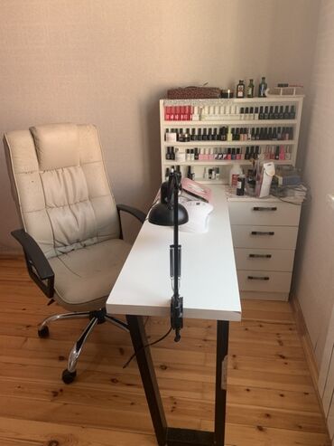 Salon, tibbi kreslolar: İşlənmiş, Manikür üçün masa