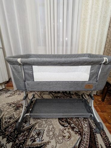 развлекательный коврик для малышей: Детская приставная кроватка Ining Baby. Практически новая, в отличном
