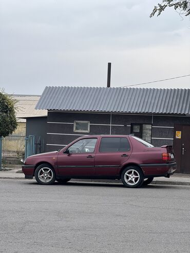 машина алам расрочкага: Volkswagen Vento: 1993 г., Механика, Седан