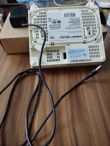 Serverlər: Modem fiber optik kabellər işləyir