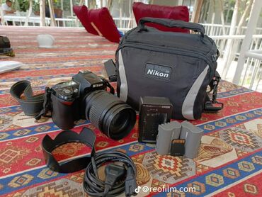 bel çanta: Nikon D90 rəqəmsal güzgülü kamera dəsti. Bu dəstə Nikon D90 kamera