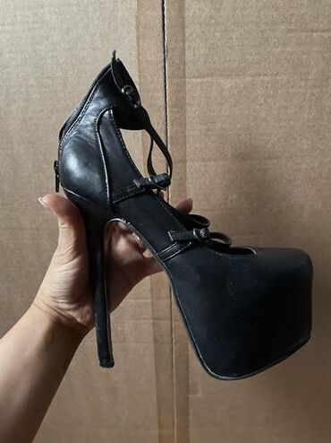 crne cizme na stiklu: Sandale, 39