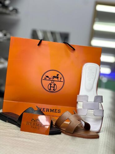 Босоножки, сандалии, шлепанцы: Предлагаются стильные шлепанцы Hermès Oran в нескольких цветах. Эти