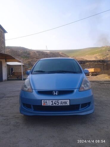 не бит не крашен: Хетчбэк Honda Fit в голубом цвете, известный своей практичностью и