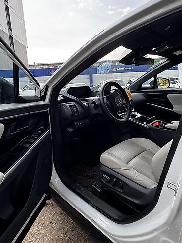 тойота в: Toyota bZ4X: 2024 г., Электромобиль, Кроссовер — 6