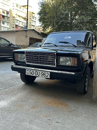 2107 salon: Qara rəngli klassik VAZ 2107. Avtomobilin eksteryeri ənənəvi kvadrat — 2