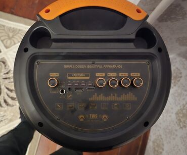 Микрофоны: Б/у JBL Колонка, Тип - Bluetooth, цвет - Черный