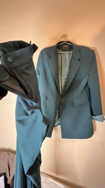 Dəstlər, kostyumlar: Şekildekilerin her biri 10 azn
42-44 ölçüdür
Uşaq kurtkaları 4-5-6 yaş — 12