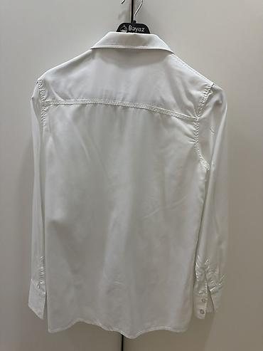 Qadın geyimləri: Massimo Dutti qadın köynəyi - Rəng: ağ - Model: klassik düyməli — 2