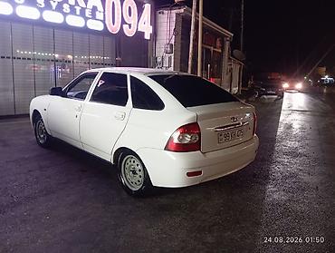 priora farası: Ağ rəngli Lada Priora sedan. Avtomobilin кузов görnüşü sedan — 9