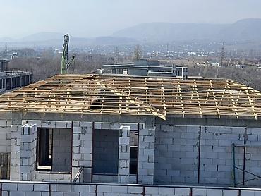Кровля крыши: Уйдун чатырын Жабабыз кровля профнастил сарай и 2 этаж уй ж.б баасы — 3
