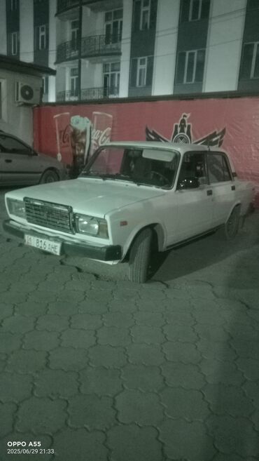 авто форт: Белый седан ВАЗ-2107 с четырьмя дверьми и классическим дизайном
