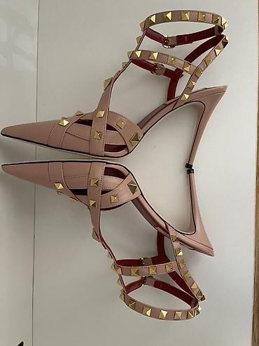 обу: Valentino Garavani Rockstud — культовая модель Элегантные босоножки — 6