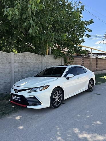 camry 2 4: Сдаю по суточно в аренду Toyota Camry, белый седан бизнес-класса — 1