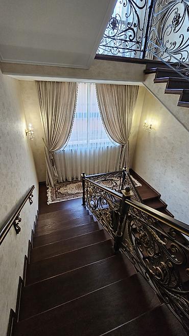 Продажа коттеджей и домов: Классический трехэтажный особняк с дизайнерским двором и богато — 26