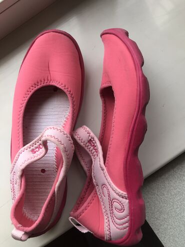 кроссовки для девочки: Продаю Crocs на девочку размер34-35
По стельке где-то 21см