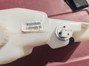 Auto delovi: Posuda prskalice brisaca sa motorom i meracom nivoa tecnosti Lada 112 — 10