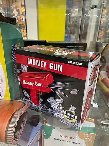 money gun: Пистолет для денег"Money Gun" с пачкой сувенирных долларов, сложенных — 3
