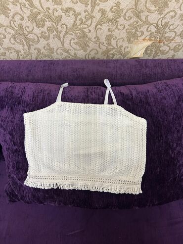 Hicab: Kvadrat yaxa və qısa qollu bu top, qara və ağ rənglərdə damalı naxışa