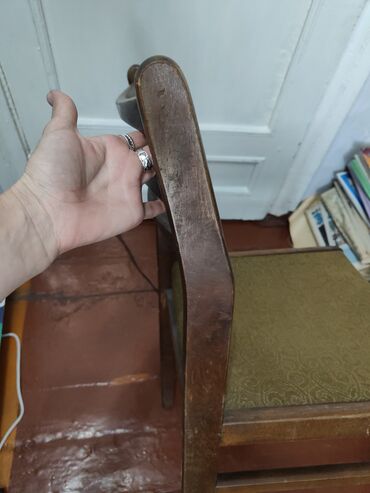 стульчик для кормления недорого: Продам стулья, в количестве 6 штук. Дерево, полированное, сиденье