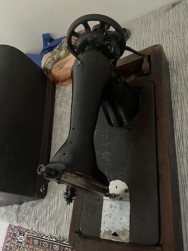 qedimi pullar: Antik mexaniki tikiş maşını - Korpus: döymə metal gövdə, qara rəngli — 3