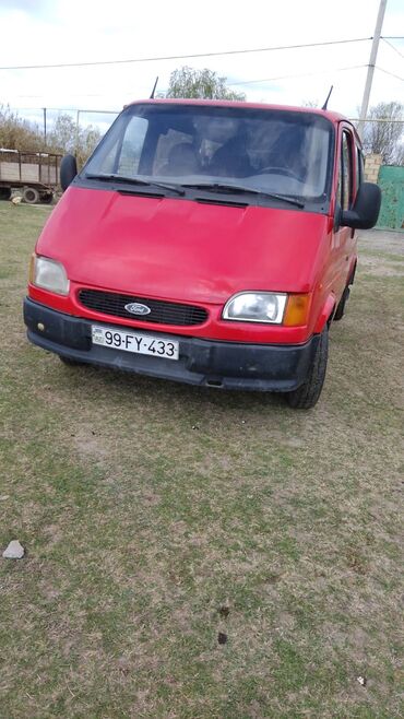 Perodua: Ford Transit mikroavtobus - Korpus: qırmızı rəng, yan sürgülü qapı