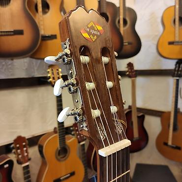 Gitaralar: Klassik gitara Admira Sevilla Simlərin sayı: 6 Üst: Bərk sidr ağacı — 5