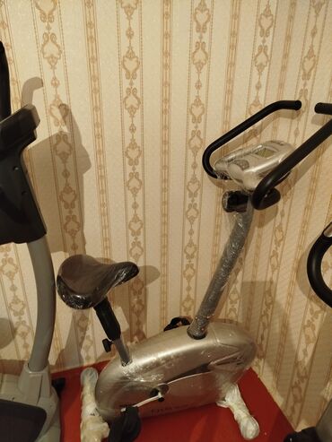 Velotrenajorlar: Gümüş rəngli, elektron displeyli stasionar velosiped. Evdə idman etmək