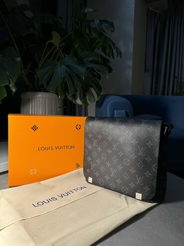 Барсетки: Барсетка, Louis Vuitton, Материал: Экокожа, Новый