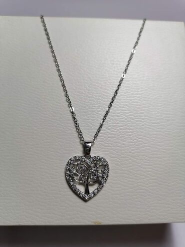 Ogrlice: Nakit, hiruški čelik
Cena 1100din — 14