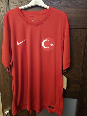 Turniklər və bruslar: Türkiye milli komandasının orijinal forması.Türkiyeden