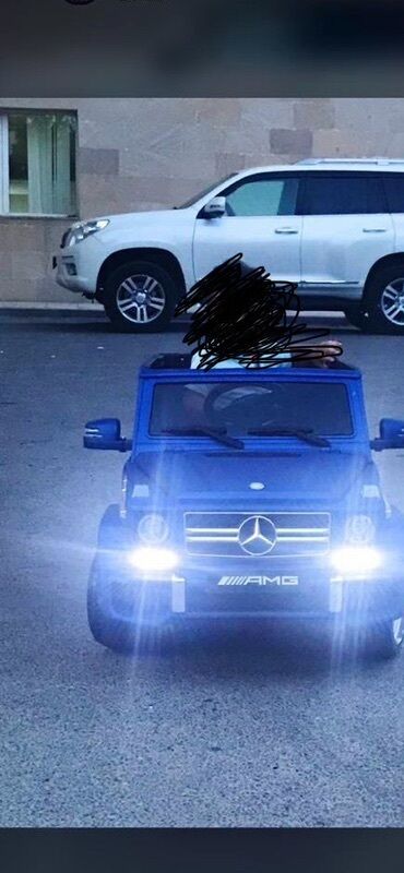 Manejlər: Mercedes-Benz G-Class modelinə oxşar uşaq elektrik avtomobili. Uşaqlar