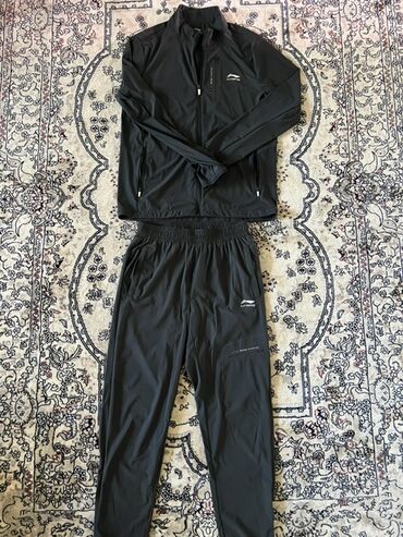 худи с балаклавой: Спортивный костюм Lining (верх + брюки), черный цвет. Особенности: -