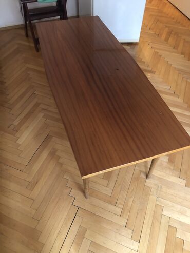 Setovi stolova i stolica: Dve drvene stolice i drveni stočić presvučen ultrapasom, nalaze se na — 9