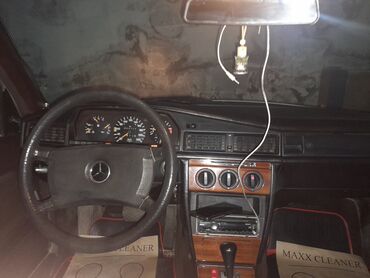 Mercedes-Benz: Mercedes-Benz 190 (W201): 2 l | 1991 il Sedan — 13